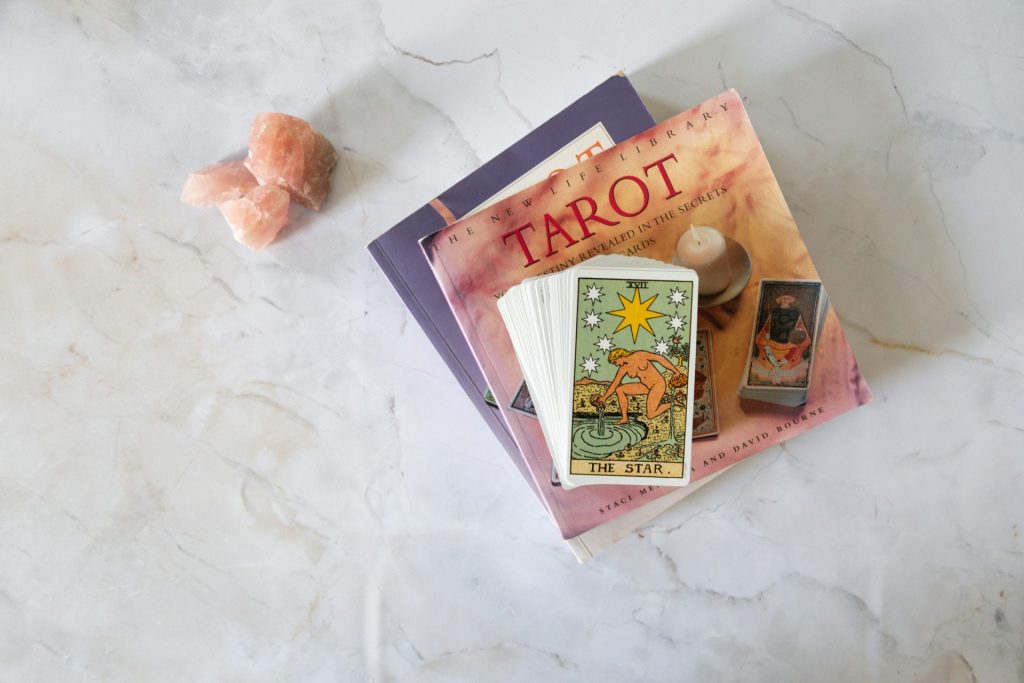 Cartas y libros de tarot