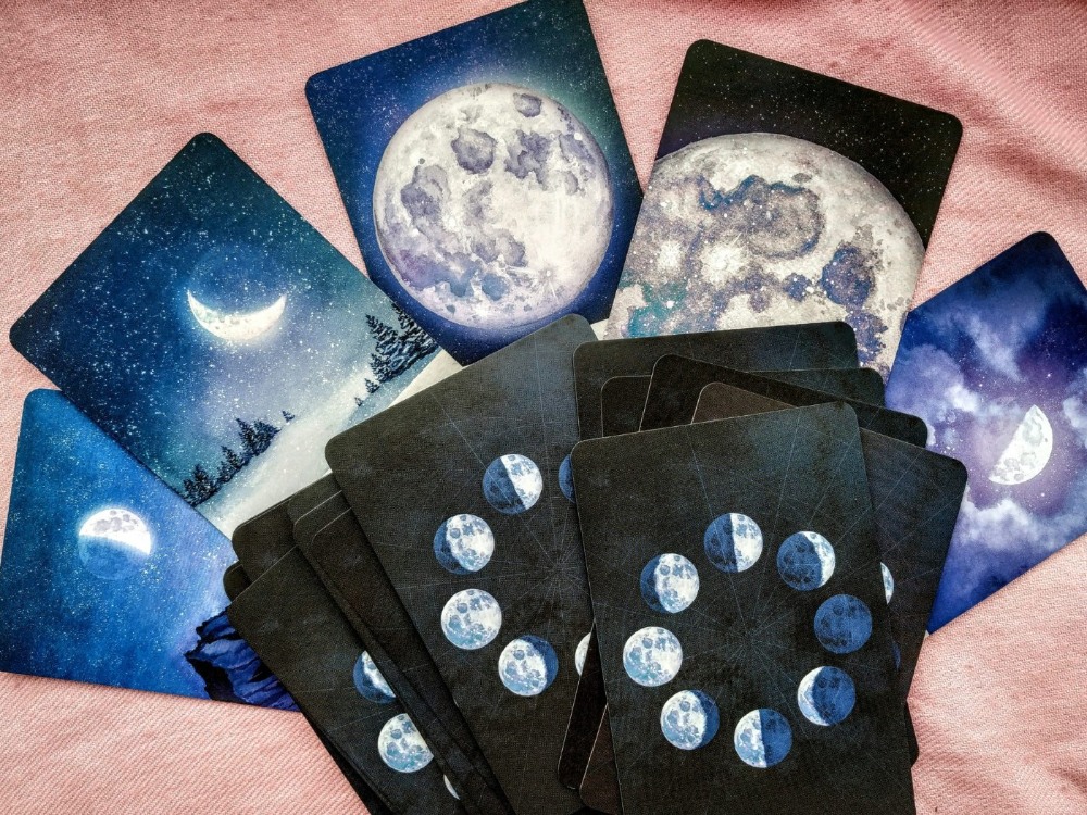 Cartas con símbolos de la luna