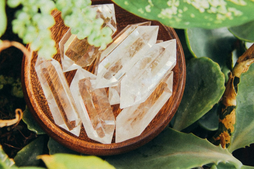 Cesta con piedras transparentes